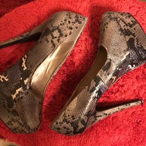 ✨Black Snakeskin Pumps 👠✨